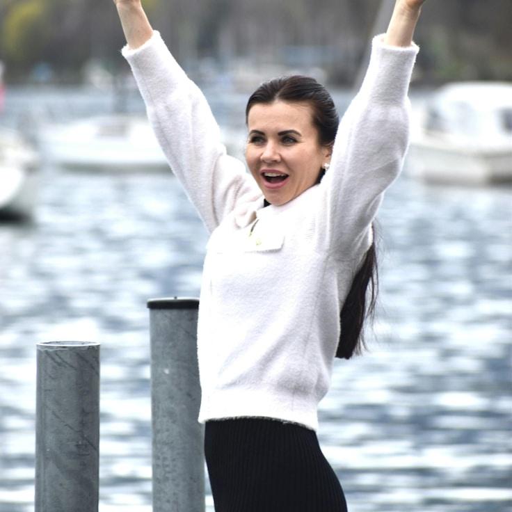 Jordan Kim, Client Relations Director, discussing corporate gifting strategy with business clients